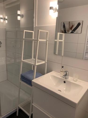 uma casa de banho com um lavatório e um espelho em zentrales Dachgeschossapartment in Leichligen em Leichlingen
