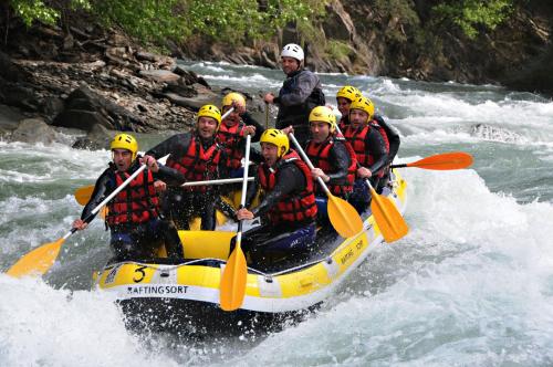 a group of people in a raft on a river at Hotel Florido in Sort