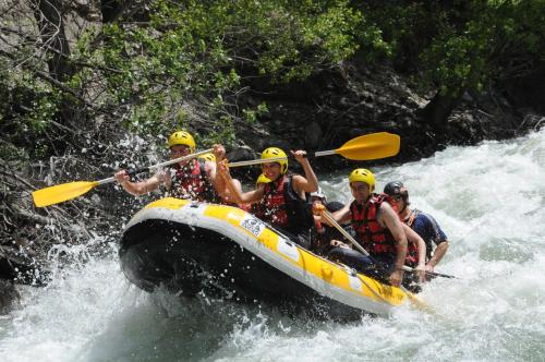 a group of people in a raft on a river at Hotel Florido in Sort