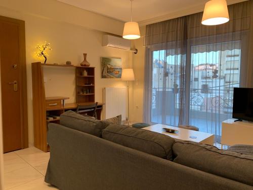 アテネにあるNew luxury apartment in central suburb of Athensのリビングルーム(ソファ、テーブル付)