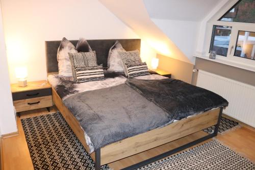 una camera da letto con un grande letto con cuscini sopra di Stadtblick a Soltau