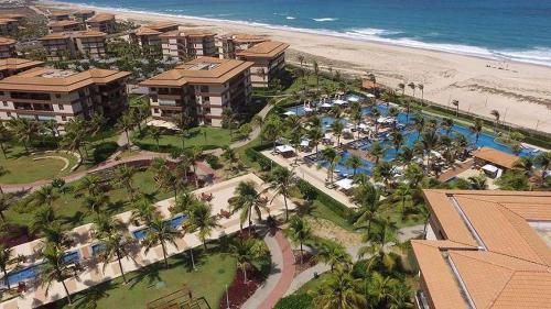 uma vista aérea de um resort perto da praia em Mandara Lanai Porto das Dunas em Aquiraz