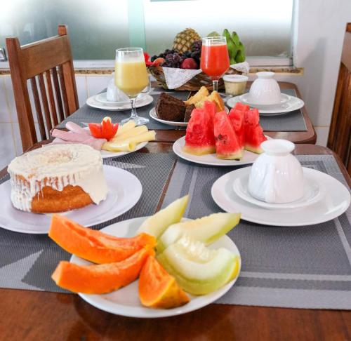 Rede Andrade Porto Center في بورتو سيغورو: طاولة مقدمة مع أطباق من الفواكه والحلويات