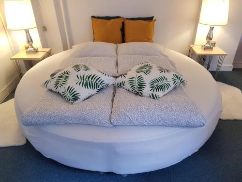 Una cama blanca con dos almohadas encima. en Cozy Studio Apartment right next to the City Hall en Copenhague