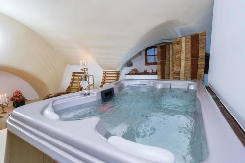 eine große Badewanne in einem Zimmer mit Dachgeschoss in der Unterkunft Hotel Aplaus in Litomyšl