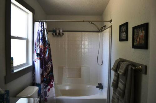 Un baño de In The Oaks