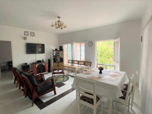 a living room with a white table and chairs at Villa Claudia - apartamento cómodo y tranquilo in El Colegio