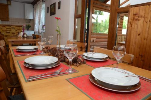 einen Tisch mit Tellern und Weingläsern darauf in der Unterkunft Hof in Jassinja
