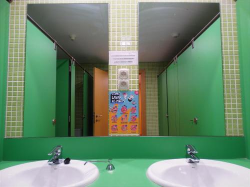 baño con 2 lavabos y espejo grande en HI Melgaco - Pousada de Juventude, en Melgaço