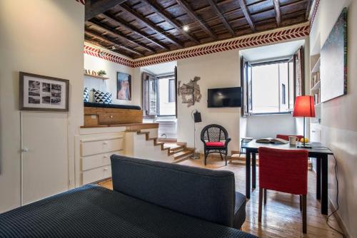 - un salon avec un canapé et une table dans l'établissement Monte della Farina Loft, à Rome