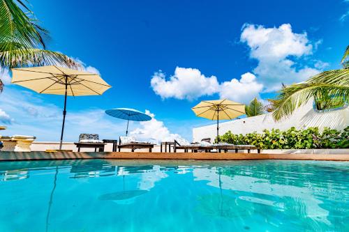 Caprice 14 - Oceanfront Villa - Gated Community with Poolの敷地内または近くにあるプール