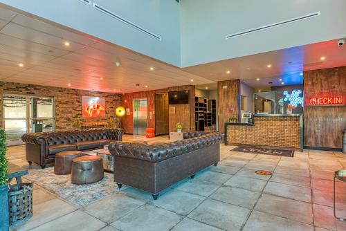 Un lugar para sentarse en Hotel Lexen Newhall & Santa Clarita - Near Six Flags Magic Mountain