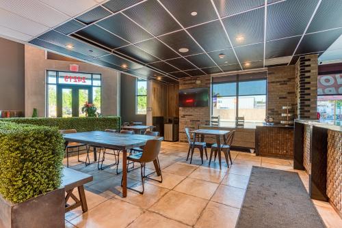 Un lugar para sentarse en Hotel Lexen Newhall & Santa Clarita - Near Six Flags Magic Mountain