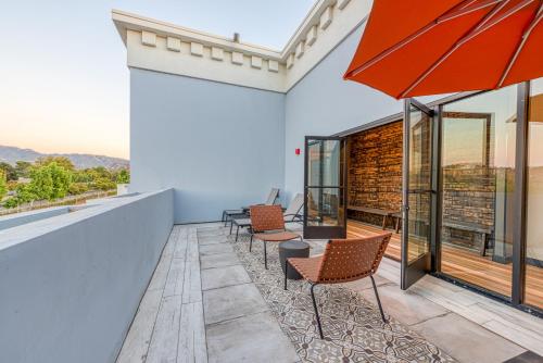 Un balcón o terraza en Hotel Lexen Newhall & Santa Clarita - Near Six Flags Magic Mountain