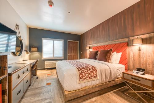 Ένα δωμάτιο στο Hotel Lexen Newhall & Santa Clarita - Near Six Flags Magic Mountain