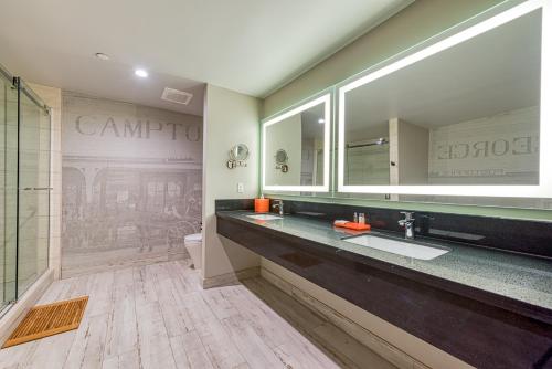 Un baño de Hotel Lexen Newhall & Santa Clarita - Near Six Flags Magic Mountain