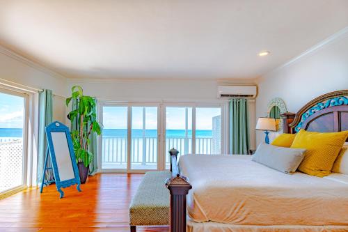 O cameră la Caprice 7 -Oceanfront Villa - Gated Community with Pool