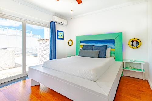 Katil atau katil-katil dalam bilik di Caprice 7 -Oceanfront Villa - Gated Community with Pool