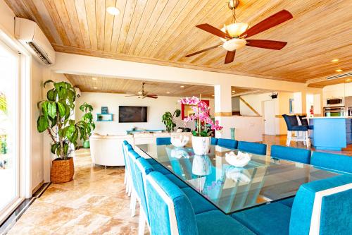 Televisyen dan/atau pusat hiburan di Caprice 7 -Oceanfront Villa - Gated Community with Pool