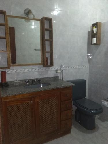 Um banheiro em Casa com Piscina e Churrasqueira Perto da CBF, Feirarte, Parque Nacional