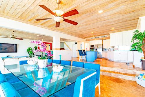 Televisyen dan/atau pusat hiburan di Caprice 7 -Oceanfront Villa - Gated Community with Pool