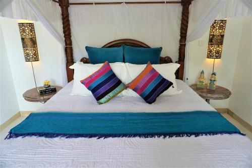 Postel nebo postele na pokoji v ubytování Bulan Pool Villa at Amed Harmony
