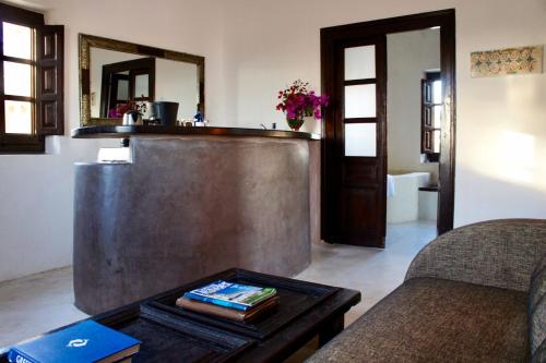 Posezení v ubytování Santorini Heritage Mansion Kyani Megalochori