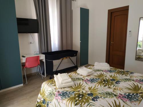 a bedroom with a bed with a desk and a desk at un passo dal mare in Fiumicino