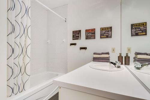 梅戈格的住宿－Chalet-Condo Club Azur 1-2-3 chambres - Bienvenue!，白色的浴室设有浴缸和水槽。