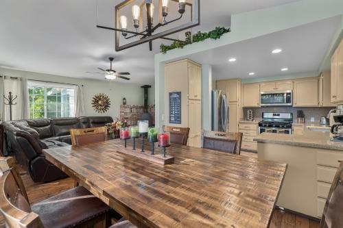 cocina y sala de estar con una gran mesa de madera. en The Heart of Julian, en Julian