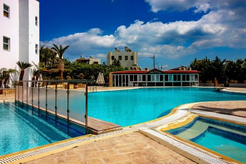 una grande piscina di fronte a un edificio di Pefkos Eye a Pefki Rhodes