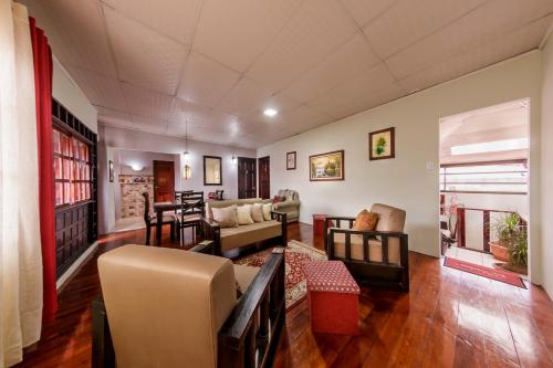 a living room with a couch and a table at Delcafetalcr in San José