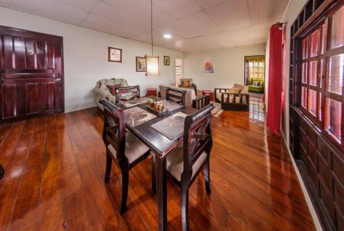 a dining room with a table and a couch at Delcafetalcr in San José
