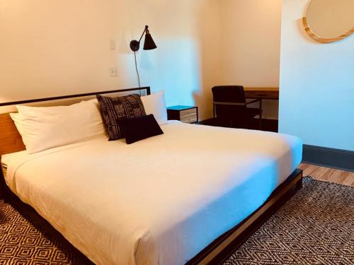 Hood River Hotelにあるベッド