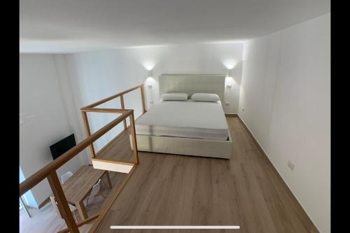 波佐利的住宿－Rioneterraccommodation，一间小卧室,配有一张床和一个楼梯