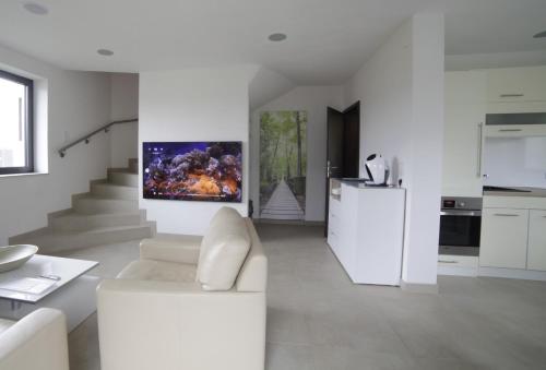 Televisyen dan/atau pusat hiburan di Passivhaus 750m vom Bodensee -- 2x E-bike inklusive -- Neubau 2019 am Ortsrand