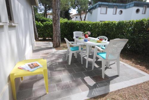 stół i krzesła na patio w obiekcie Villa Isolina w Lignano Sabbiadoro
