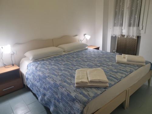una camera da letto con un letto e due asciugamani di RES Clara a Padova