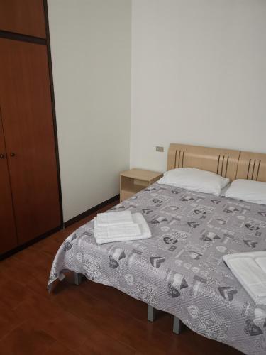 een slaapkamer met een bed met een deken erop bij RES Patavina in Padua