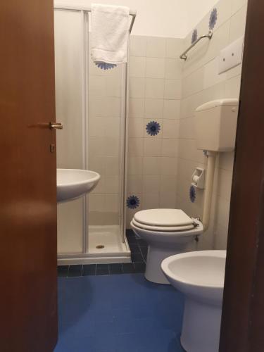 een badkamer met een toilet, een wastafel en een douche bij RES Patavina in Padua
