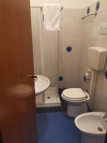 een badkamer met een douche, een toilet en een wastafel bij RES Patavina in Padua