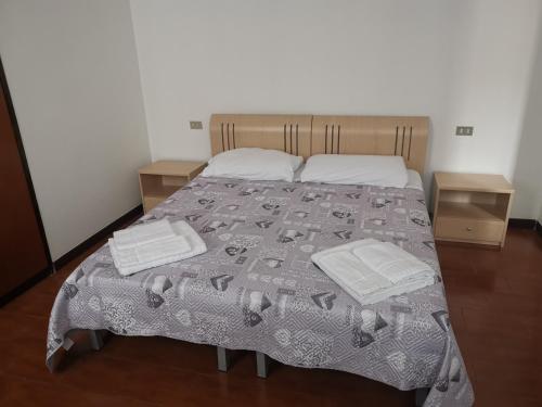 een slaapkamer met een bed met twee handdoeken erop bij RES Patavina in Padua