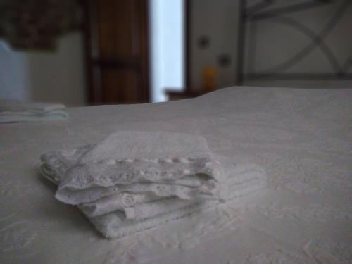 una pila de toallas sentadas encima de una cama en Agriturismo il Pozzo, en Campagnatico