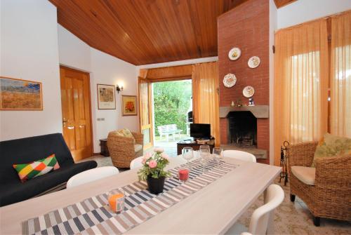 - un salon avec une table et un canapé dans l'établissement Villa Ralph, à Lignano Sabbiadoro