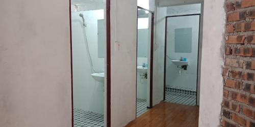 a bathroom with two mirrors and a sink at Yen Nhi Homestay Ban Gioc in Cao Bằng