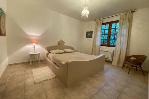 - une chambre avec un lit, une table et une fenêtre dans l'établissement Villa Roka, à Six-Fours-les-Plages