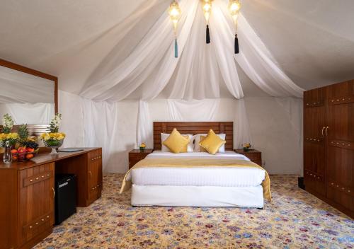 Postel nebo postele na pokoji v ubytování Regency Sealine Camp