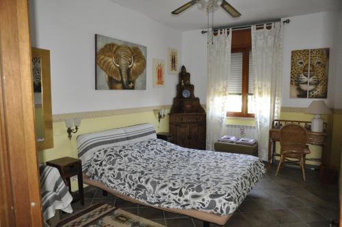 una camera con letto, scrivania e sedia di Bed and Breakfast Roma a Mostacciano