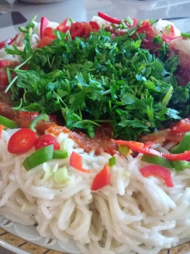 Makanan di atau berdekatan rumah tamu ini