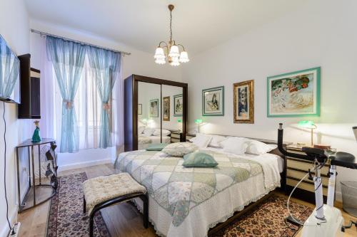 ein Schlafzimmer mit einem Bett und einem Fernseher darin in der Unterkunft Bird lamp luxury apartment Bačvice, Split in Split